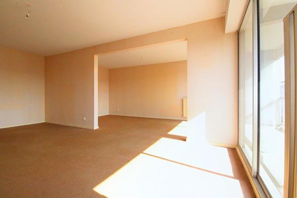 Appartement de type 5 d'environ 104M² avec balcon.