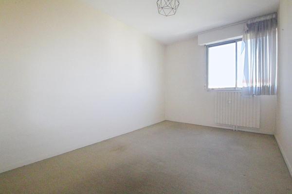 Appartement de type 5 d'environ 104M² avec balcon.