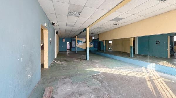 LOCAL COMMERCIAL 600 m² à rénover + terrain constructible