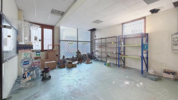 LOCAL COMMERCIAL 600 m² à rénover + terrain constructible