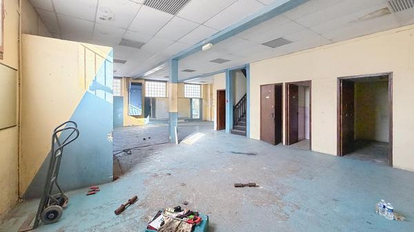 LOCAL COMMERCIAL 600 m² à rénover + terrain constructible