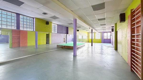 LOCAL COMMERCIAL 600 m² à rénover + terrain constructible