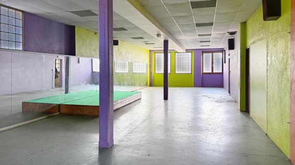 LOCAL COMMERCIAL 600 m² à rénover + terrain constructible