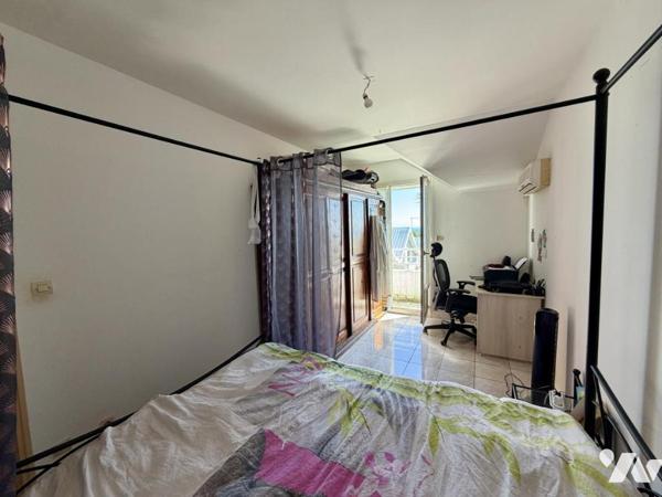 SAINT DENIS MAISON T4 COUR-PARKINGS-VUE MER