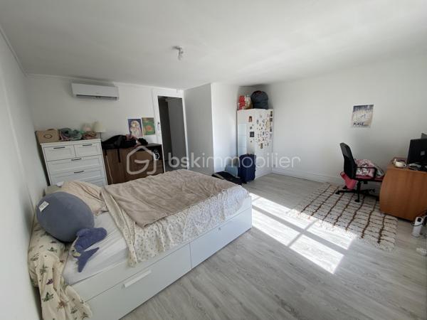 En exclusivité, à 5 minutes à pied du métro Charpennes, dans une rue calme et peu passante, venez découvrir cet appartement de type 1 bis de 36 m2 lumineux et traversant situé au 3ème et dernier étage sans ascenseur dans une petite copropriété de 4 lots avec très peu de charges et sécurisée.
Entièrement rénové en 2025, cet appartement est traversant et donne sur un petit balcon. 
Il est composé de: 
- d'une entrée de 1,92m2
- d'une cuisine de 10,99m2
- d'une pièce de vie  20m2
- d'une salle d'eau de 3,20m2 entièrement refaite
- d'un WC 

Côté prestations: 
- fenêtres double vitrage PVC avec volets persienne 
- climatisation réversible installée en 2025 
- loyer actuel: 565€ + 35€ de charges (eau comprise) 

Bien rare sur le secteur en très bon état , à visiter sans tarder!