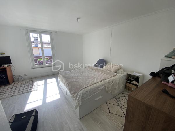 En exclusivité, à 5 minutes à pied du métro Charpennes, dans une rue calme et peu passante, venez découvrir cet appartement de type 1 bis de 36 m2 lumineux et traversant situé au 3ème et dernier étage sans ascenseur dans une petite copropriété de 4 lots avec très peu de charges et sécurisée.
Entièrement rénové en 2025, cet appartement est traversant et donne sur un petit balcon. 
Il est composé de: 
- d'une entrée de 1,92m2
- d'une cuisine de 10,99m2
- d'une pièce de vie  20m2
- d'une salle d'eau de 3,20m2 entièrement refaite
- d'un WC 

Côté prestations: 
- fenêtres double vitrage PVC avec volets persienne 
- climatisation réversible installée en 2025 
- loyer actuel: 565€ + 35€ de charges (eau comprise) 

Bien rare sur le secteur en très bon état , à visiter sans tarder!