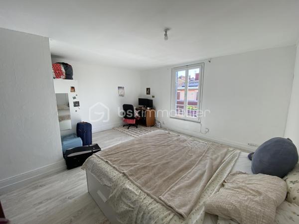 En exclusivité, à 5 minutes à pied du métro Charpennes, dans une rue calme et peu passante, venez découvrir cet appartement de type 1 bis de 36 m2 lumineux et traversant situé au 3ème et dernier étage sans ascenseur dans une petite copropriété de 4 lots avec très peu de charges et sécurisée.
Entièrement rénové en 2025, cet appartement est traversant et donne sur un petit balcon. 
Il est composé de: 
- d'une entrée de 1,92m2
- d'une cuisine de 10,99m2
- d'une pièce de vie  20m2
- d'une salle d'eau de 3,20m2 entièrement refaite
- d'un WC 

Côté prestations: 
- fenêtres double vitrage PVC avec volets persienne 
- climatisation réversible installée en 2025 
- loyer actuel: 565€ + 35€ de charges (eau comprise) 

Bien rare sur le secteur en très bon état , à visiter sans tarder!