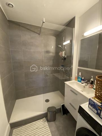 En exclusivité, à 5 minutes à pied du métro Charpennes, dans une rue calme et peu passante, venez découvrir cet appartement de type 1 bis de 36 m2 lumineux et traversant situé au 3ème et dernier étage sans ascenseur dans une petite copropriété de 4 lots avec très peu de charges et sécurisée.
Entièrement rénové en 2025, cet appartement est traversant et donne sur un petit balcon. 
Il est composé de: 
- d'une entrée de 1,92m2
- d'une cuisine de 10,99m2
- d'une pièce de vie  20m2
- d'une salle d'eau de 3,20m2 entièrement refaite
- d'un WC 

Côté prestations: 
- fenêtres double vitrage PVC avec volets persienne 
- climatisation réversible installée en 2025 
- loyer actuel: 565€ + 35€ de charges (eau comprise) 

Bien rare sur le secteur en très bon état , à visiter sans tarder!
