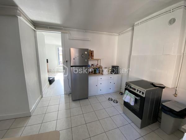 En exclusivité, à 5 minutes à pied du métro Charpennes, dans une rue calme et peu passante, venez découvrir cet appartement de type 1 bis de 36 m2 lumineux et traversant situé au 3ème et dernier étage sans ascenseur dans une petite copropriété de 4 lots avec très peu de charges et sécurisée.
Entièrement rénové en 2025, cet appartement est traversant et donne sur un petit balcon. 
Il est composé de: 
- d'une entrée de 1,92m2
- d'une cuisine de 10,99m2
- d'une pièce de vie  20m2
- d'une salle d'eau de 3,20m2 entièrement refaite
- d'un WC 

Côté prestations: 
- fenêtres double vitrage PVC avec volets persienne 
- climatisation réversible installée en 2025 
- loyer actuel: 565€ + 35€ de charges (eau comprise) 

Bien rare sur le secteur en très bon état , à visiter sans tarder!