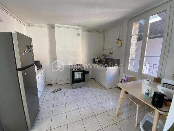 En exclusivité, à 5 minutes à pied du métro Charpennes, dans une rue calme et peu passante, venez découvrir cet appartement de type 1 bis de 36 m2 lumineux et traversant situé au 3ème et dernier étage sans ascenseur dans une petite copropriété de 4 lots avec très peu de charges et sécurisée.
Entièrement rénové en 2025, cet appartement est traversant et donne sur un petit balcon. 
Il est composé de: 
- d'une entrée de 1,92m2
- d'une cuisine de 10,99m2
- d'une pièce de vie  20m2
- d'une salle d'eau de 3,20m2 entièrement refaite
- d'un WC 

Côté prestations: 
- fenêtres double vitrage PVC avec volets persienne 
- climatisation réversible installée en 2025 
- loyer actuel: 565€ + 35€ de charges (eau comprise) 

Bien rare sur le secteur en très bon état , à visiter sans tarder!