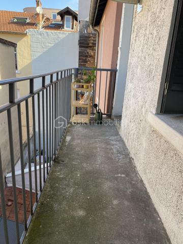 En exclusivité, à 5 minutes à pied du métro Charpennes, dans une rue calme et peu passante, venez découvrir cet appartement de type 1 bis de 36 m2 lumineux et traversant situé au 3ème et dernier étage sans ascenseur dans une petite copropriété de 4 lots avec très peu de charges et sécurisée.
Entièrement rénové en 2025, cet appartement est traversant et donne sur un petit balcon. 
Il est composé de: 
- d'une entrée de 1,92m2
- d'une cuisine de 10,99m2
- d'une pièce de vie  20m2
- d'une salle d'eau de 3,20m2 entièrement refaite
- d'un WC 

Côté prestations: 
- fenêtres double vitrage PVC avec volets persienne 
- climatisation réversible installée en 2025 
- loyer actuel: 565€ + 35€ de charges (eau comprise) 

Bien rare sur le secteur en très bon état , à visiter sans tarder!