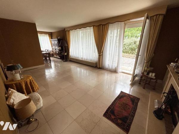 Maison 5 pièces (environ 130 m² habitables) située dans un secteur calme, proche de toutes commod