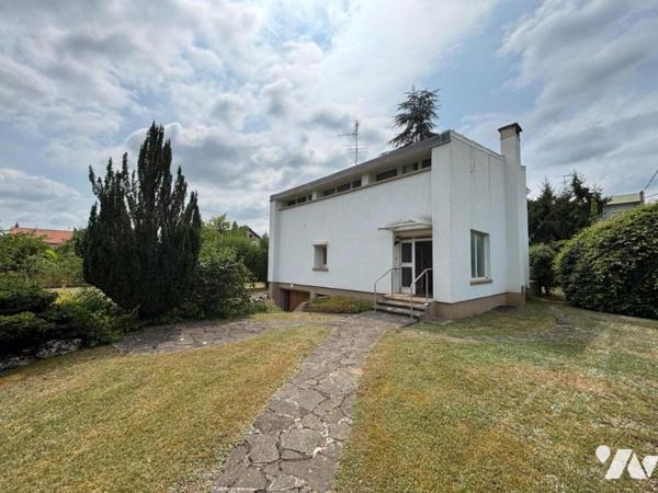 Maison 5 pièces (environ 130 m² habitables) située dans un secteur calme, proche de toutes commod