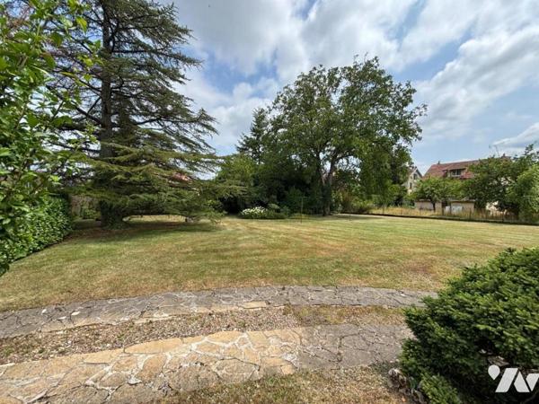 Maison 5 pièces (environ 130 m² habitables) située dans un secteur calme, proche de toutes commod