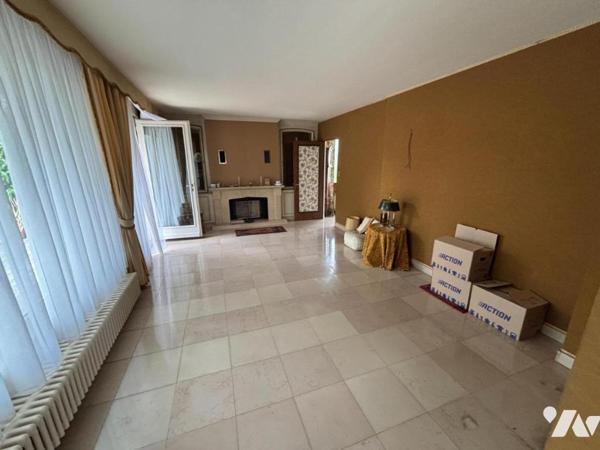 Maison 5 pièces (environ 130 m² habitables) située dans un secteur calme, proche de toutes commod