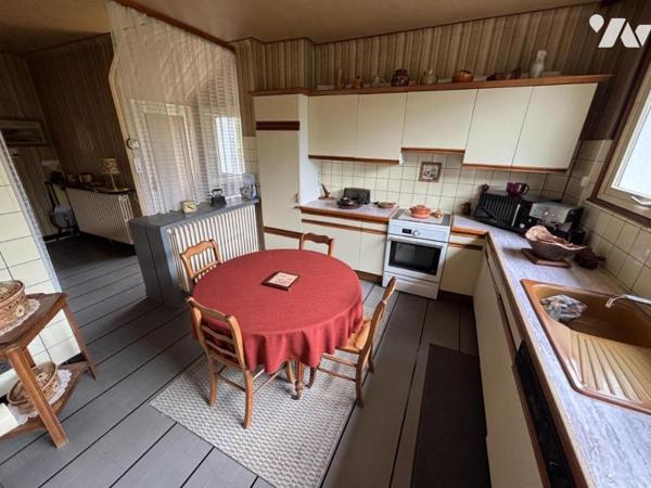 Maison 5 pièces (environ 130 m² habitables) située dans un secteur calme, proche de toutes commod