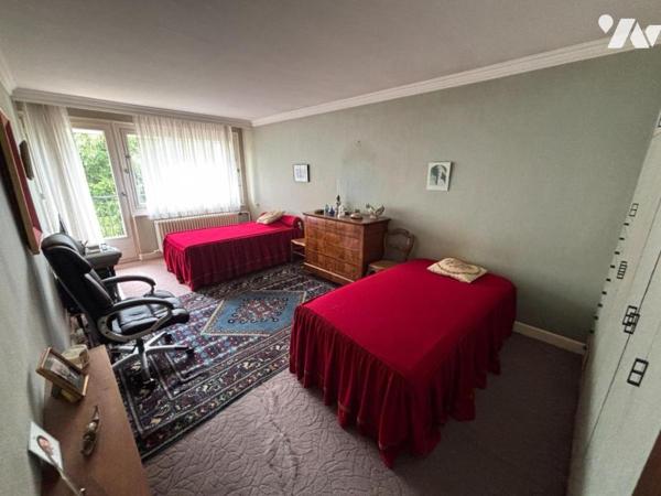 Maison 5 pièces (environ 130 m² habitables) située dans un secteur calme, proche de toutes commod