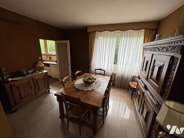 Maison 5 pièces (environ 130 m² habitables) située dans un secteur calme, proche de toutes commod