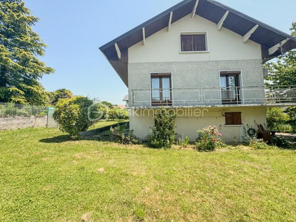 Sur les premières hauteurs d’Albens, au sein de la commune d’Entrelacs et à proximité des commodités accessibles à pied, découvrez cette maison de 1968 offrant un fort potentiel d’aménagement dans un environnement agréable avec vue montagne.

Édifiée sur une parcelle d’environ 757 m², cette bâtisse développe près de 160 m² habitables complétés par un sous-sol complet comprenant garage, cave, chaufferie et WC.

Aujourd’hui organisée en deux espaces de vie distincts, la maison offre une configuration particulièrement intéressante pour différents projets : grande maison familiale, habitat intergénérationnel ou encore résidence principale avec espace indépendant pouvant accueillir un petit projet locatif.

Le premier niveau propose un séjour/ salle à manger avec accès à un balcon filant bénéficiant d’une agréable vue dégagée sur les montagnes, une cuisine indépendante, deux chambres, une salle d’eau ainsi qu’un WC séparé.

À l’étage, un second espace de vie se compose d’un salon avec cuisine ouverte, d’une chambre, d’une grande pièce pouvant accueillir une quatrième chambre ou un vaste salon, ainsi qu’une salle de bain et un WC indépendant.

À l’extérieur, vous profiterez d’un terrain agréable d’environ 757 m², d’une grande terrasse et de possibilités de stationnement, dans un cadre résidentiel recherché permettant de profiter pleinement de la vie de commune tout en restant proche des services.

Entièrement à rénover, cette maison s’adresse aux acquéreurs en quête d’un bien à façonner selon leurs envies et leurs besoins, avec l’opportunité rare de créer un lieu de vie sur mesure dans un secteur apprécié d’Entrelacs.