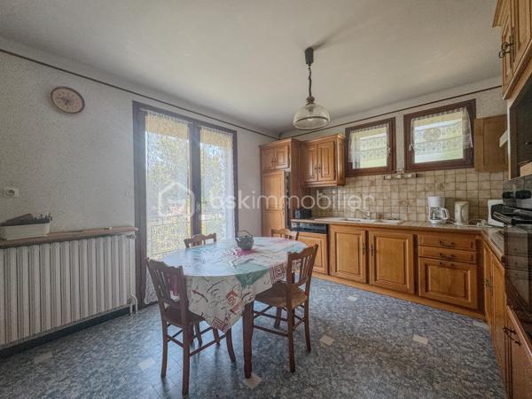 Sur les premières hauteurs d’Albens, au sein de la commune d’Entrelacs et à proximité des commodités accessibles à pied, découvrez cette maison de 1968 offrant un fort potentiel d’aménagement dans un environnement agréable avec vue montagne.

Édifiée sur une parcelle d’environ 757 m², cette bâtisse développe près de 160 m² habitables complétés par un sous-sol complet comprenant garage, cave, chaufferie et WC.

Aujourd’hui organisée en deux espaces de vie distincts, la maison offre une configuration particulièrement intéressante pour différents projets : grande maison familiale, habitat intergénérationnel ou encore résidence principale avec espace indépendant pouvant accueillir un petit projet locatif.

Le premier niveau propose un séjour/ salle à manger avec accès à un balcon filant bénéficiant d’une agréable vue dégagée sur les montagnes, une cuisine indépendante, deux chambres, une salle d’eau ainsi qu’un WC séparé.

À l’étage, un second espace de vie se compose d’un salon avec cuisine ouverte, d’une chambre, d’une grande pièce pouvant accueillir une quatrième chambre ou un vaste salon, ainsi qu’une salle de bain et un WC indépendant.

À l’extérieur, vous profiterez d’un terrain agréable d’environ 757 m², d’une grande terrasse et de possibilités de stationnement, dans un cadre résidentiel recherché permettant de profiter pleinement de la vie de commune tout en restant proche des services.

Entièrement à rénover, cette maison s’adresse aux acquéreurs en quête d’un bien à façonner selon leurs envies et leurs besoins, avec l’opportunité rare de créer un lieu de vie sur mesure dans un secteur apprécié d’Entrelacs.