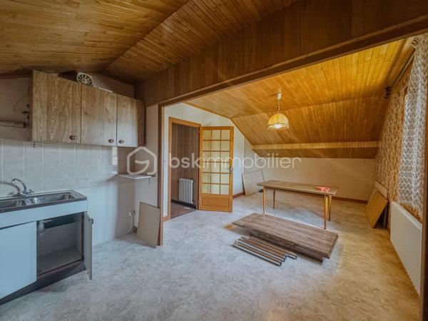 Sur les premières hauteurs d’Albens, au sein de la commune d’Entrelacs et à proximité des commodités accessibles à pied, découvrez cette maison de 1968 offrant un fort potentiel d’aménagement dans un environnement agréable avec vue montagne.

Édifiée sur une parcelle d’environ 757 m², cette bâtisse développe près de 160 m² habitables complétés par un sous-sol complet comprenant garage, cave, chaufferie et WC.

Aujourd’hui organisée en deux espaces de vie distincts, la maison offre une configuration particulièrement intéressante pour différents projets : grande maison familiale, habitat intergénérationnel ou encore résidence principale avec espace indépendant pouvant accueillir un petit projet locatif.

Le premier niveau propose un séjour/ salle à manger avec accès à un balcon filant bénéficiant d’une agréable vue dégagée sur les montagnes, une cuisine indépendante, deux chambres, une salle d’eau ainsi qu’un WC séparé.

À l’étage, un second espace de vie se compose d’un salon avec cuisine ouverte, d’une chambre, d’une grande pièce pouvant accueillir une quatrième chambre ou un vaste salon, ainsi qu’une salle de bain et un WC indépendant.

À l’extérieur, vous profiterez d’un terrain agréable d’environ 757 m², d’une grande terrasse et de possibilités de stationnement, dans un cadre résidentiel recherché permettant de profiter pleinement de la vie de commune tout en restant proche des services.

Entièrement à rénover, cette maison s’adresse aux acquéreurs en quête d’un bien à façonner selon leurs envies et leurs besoins, avec l’opportunité rare de créer un lieu de vie sur mesure dans un secteur apprécié d’Entrelacs.