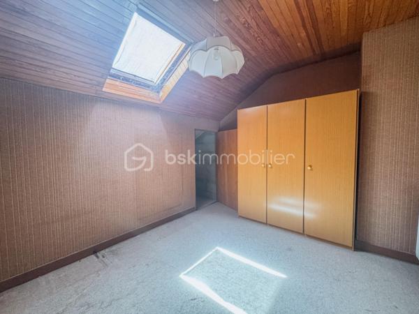 Sur les premières hauteurs d’Albens, au sein de la commune d’Entrelacs et à proximité des commodités accessibles à pied, découvrez cette maison de 1968 offrant un fort potentiel d’aménagement dans un environnement agréable avec vue montagne.

Édifiée sur une parcelle d’environ 757 m², cette bâtisse développe près de 160 m² habitables complétés par un sous-sol complet comprenant garage, cave, chaufferie et WC.

Aujourd’hui organisée en deux espaces de vie distincts, la maison offre une configuration particulièrement intéressante pour différents projets : grande maison familiale, habitat intergénérationnel ou encore résidence principale avec espace indépendant pouvant accueillir un petit projet locatif.

Le premier niveau propose un séjour/ salle à manger avec accès à un balcon filant bénéficiant d’une agréable vue dégagée sur les montagnes, une cuisine indépendante, deux chambres, une salle d’eau ainsi qu’un WC séparé.

À l’étage, un second espace de vie se compose d’un salon avec cuisine ouverte, d’une chambre, d’une grande pièce pouvant accueillir une quatrième chambre ou un vaste salon, ainsi qu’une salle de bain et un WC indépendant.

À l’extérieur, vous profiterez d’un terrain agréable d’environ 757 m², d’une grande terrasse et de possibilités de stationnement, dans un cadre résidentiel recherché permettant de profiter pleinement de la vie de commune tout en restant proche des services.

Entièrement à rénover, cette maison s’adresse aux acquéreurs en quête d’un bien à façonner selon leurs envies et leurs besoins, avec l’opportunité rare de créer un lieu de vie sur mesure dans un secteur apprécié d’Entrelacs.