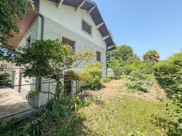 Sur les premières hauteurs d’Albens, au sein de la commune d’Entrelacs et à proximité des commodités accessibles à pied, découvrez cette maison de 1968 offrant un fort potentiel d’aménagement dans un environnement agréable avec vue montagne.

Édifiée sur une parcelle d’environ 757 m², cette bâtisse développe près de 160 m² habitables complétés par un sous-sol complet comprenant garage, cave, chaufferie et WC.

Aujourd’hui organisée en deux espaces de vie distincts, la maison offre une configuration particulièrement intéressante pour différents projets : grande maison familiale, habitat intergénérationnel ou encore résidence principale avec espace indépendant pouvant accueillir un petit projet locatif.

Le premier niveau propose un séjour/ salle à manger avec accès à un balcon filant bénéficiant d’une agréable vue dégagée sur les montagnes, une cuisine indépendante, deux chambres, une salle d’eau ainsi qu’un WC séparé.

À l’étage, un second espace de vie se compose d’un salon avec cuisine ouverte, d’une chambre, d’une grande pièce pouvant accueillir une quatrième chambre ou un vaste salon, ainsi qu’une salle de bain et un WC indépendant.

À l’extérieur, vous profiterez d’un terrain agréable d’environ 757 m², d’une grande terrasse et de possibilités de stationnement, dans un cadre résidentiel recherché permettant de profiter pleinement de la vie de commune tout en restant proche des services.

Entièrement à rénover, cette maison s’adresse aux acquéreurs en quête d’un bien à façonner selon leurs envies et leurs besoins, avec l’opportunité rare de créer un lieu de vie sur mesure dans un secteur apprécié d’Entrelacs.