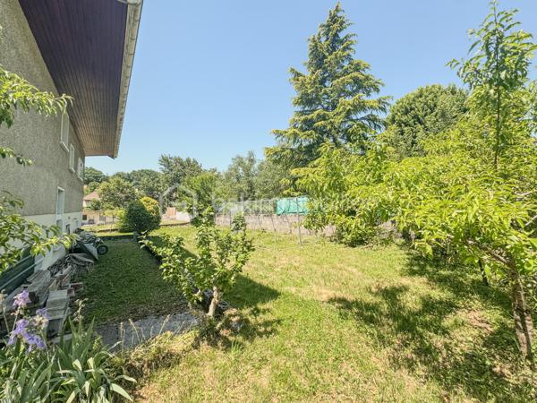 Sur les premières hauteurs d’Albens, au sein de la commune d’Entrelacs et à proximité des commodités accessibles à pied, découvrez cette maison de 1968 offrant un fort potentiel d’aménagement dans un environnement agréable avec vue montagne.

Édifiée sur une parcelle d’environ 757 m², cette bâtisse développe près de 160 m² habitables complétés par un sous-sol complet comprenant garage, cave, chaufferie et WC.

Aujourd’hui organisée en deux espaces de vie distincts, la maison offre une configuration particulièrement intéressante pour différents projets : grande maison familiale, habitat intergénérationnel ou encore résidence principale avec espace indépendant pouvant accueillir un petit projet locatif.

Le premier niveau propose un séjour/ salle à manger avec accès à un balcon filant bénéficiant d’une agréable vue dégagée sur les montagnes, une cuisine indépendante, deux chambres, une salle d’eau ainsi qu’un WC séparé.

À l’étage, un second espace de vie se compose d’un salon avec cuisine ouverte, d’une chambre, d’une grande pièce pouvant accueillir une quatrième chambre ou un vaste salon, ainsi qu’une salle de bain et un WC indépendant.

À l’extérieur, vous profiterez d’un terrain agréable d’environ 757 m², d’une grande terrasse et de possibilités de stationnement, dans un cadre résidentiel recherché permettant de profiter pleinement de la vie de commune tout en restant proche des services.

Entièrement à rénover, cette maison s’adresse aux acquéreurs en quête d’un bien à façonner selon leurs envies et leurs besoins, avec l’opportunité rare de créer un lieu de vie sur mesure dans un secteur apprécié d’Entrelacs.