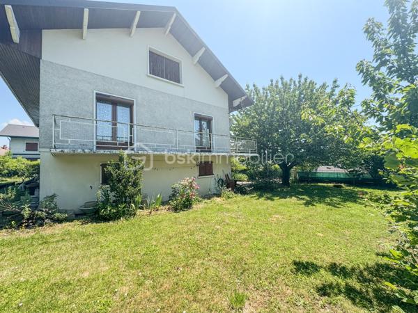 Sur les premières hauteurs d’Albens, au sein de la commune d’Entrelacs et à proximité des commodités accessibles à pied, découvrez cette maison de 1968 offrant un fort potentiel d’aménagement dans un environnement agréable avec vue montagne.

Édifiée sur une parcelle d’environ 757 m², cette bâtisse développe près de 160 m² habitables complétés par un sous-sol complet comprenant garage, cave, chaufferie et WC.

Aujourd’hui organisée en deux espaces de vie distincts, la maison offre une configuration particulièrement intéressante pour différents projets : grande maison familiale, habitat intergénérationnel ou encore résidence principale avec espace indépendant pouvant accueillir un petit projet locatif.

Le premier niveau propose un séjour/ salle à manger avec accès à un balcon filant bénéficiant d’une agréable vue dégagée sur les montagnes, une cuisine indépendante, deux chambres, une salle d’eau ainsi qu’un WC séparé.

À l’étage, un second espace de vie se compose d’un salon avec cuisine ouverte, d’une chambre, d’une grande pièce pouvant accueillir une quatrième chambre ou un vaste salon, ainsi qu’une salle de bain et un WC indépendant.

À l’extérieur, vous profiterez d’un terrain agréable d’environ 757 m², d’une grande terrasse et de possibilités de stationnement, dans un cadre résidentiel recherché permettant de profiter pleinement de la vie de commune tout en restant proche des services.

Entièrement à rénover, cette maison s’adresse aux acquéreurs en quête d’un bien à façonner selon leurs envies et leurs besoins, avec l’opportunité rare de créer un lieu de vie sur mesure dans un secteur apprécié d’Entrelacs.
