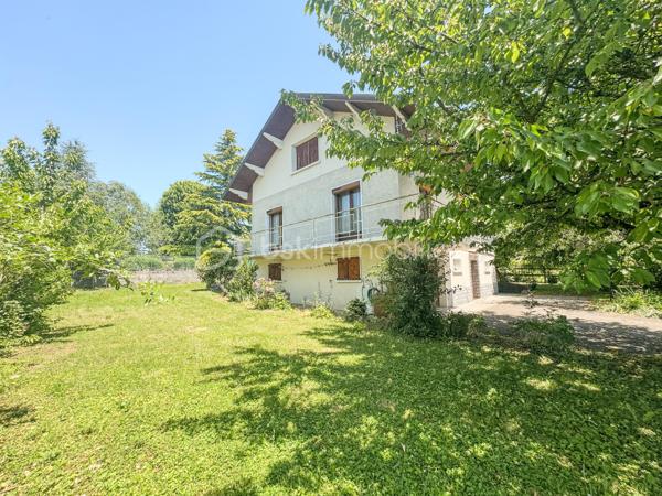Sur les premières hauteurs d’Albens, au sein de la commune d’Entrelacs et à proximité des commodités accessibles à pied, découvrez cette maison de 1968 offrant un fort potentiel d’aménagement dans un environnement agréable avec vue montagne.

Édifiée sur une parcelle d’environ 757 m², cette bâtisse développe près de 160 m² habitables complétés par un sous-sol complet comprenant garage, cave, chaufferie et WC.

Aujourd’hui organisée en deux espaces de vie distincts, la maison offre une configuration particulièrement intéressante pour différents projets : grande maison familiale, habitat intergénérationnel ou encore résidence principale avec espace indépendant pouvant accueillir un petit projet locatif.

Le premier niveau propose un séjour/ salle à manger avec accès à un balcon filant bénéficiant d’une agréable vue dégagée sur les montagnes, une cuisine indépendante, deux chambres, une salle d’eau ainsi qu’un WC séparé.

À l’étage, un second espace de vie se compose d’un salon avec cuisine ouverte, d’une chambre, d’une grande pièce pouvant accueillir une quatrième chambre ou un vaste salon, ainsi qu’une salle de bain et un WC indépendant.

À l’extérieur, vous profiterez d’un terrain agréable d’environ 757 m², d’une grande terrasse et de possibilités de stationnement, dans un cadre résidentiel recherché permettant de profiter pleinement de la vie de commune tout en restant proche des services.

Entièrement à rénover, cette maison s’adresse aux acquéreurs en quête d’un bien à façonner selon leurs envies et leurs besoins, avec l’opportunité rare de créer un lieu de vie sur mesure dans un secteur apprécié d’Entrelacs.