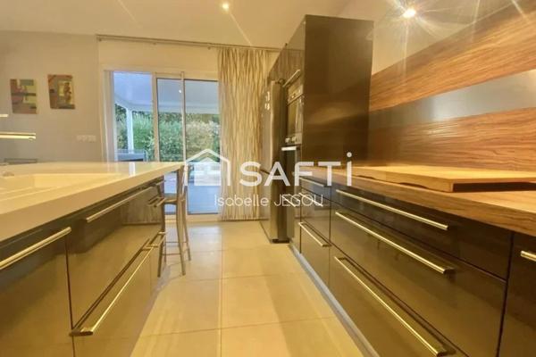 maison plain pied au calme avec piscine et cuisine d'été