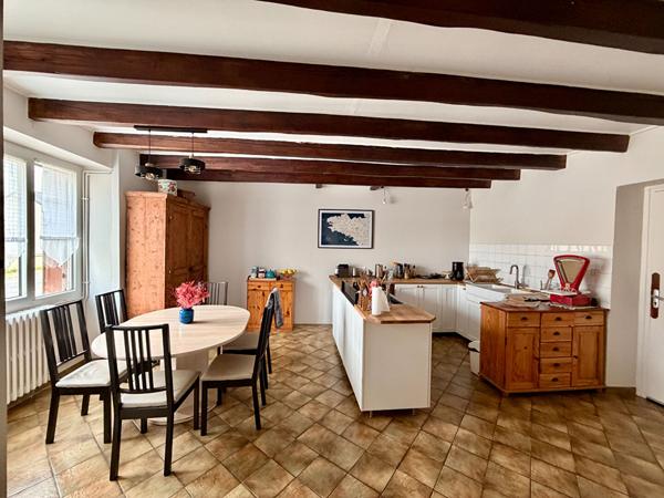 Maison familiale spacieuse avec verger.
