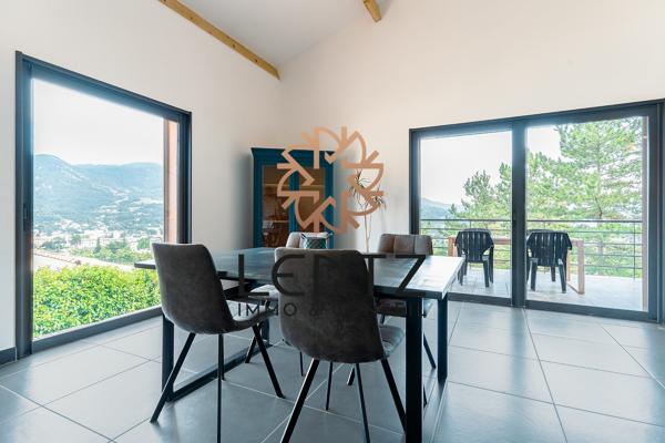 Maison contemporaine avec vue imprenable sur les hauteurs de Digne-les-Bains