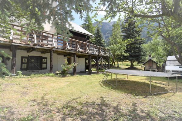 Maison mitoyenne à rénover vue montagnes & rivière,T12 400m² avec terrain de 1074m² et caves