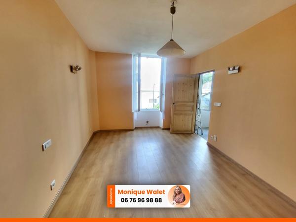 Maison à vendre à Sénas avec hangar attenant de 300 m² – Idéal artisan ou professionnel du bâtiment