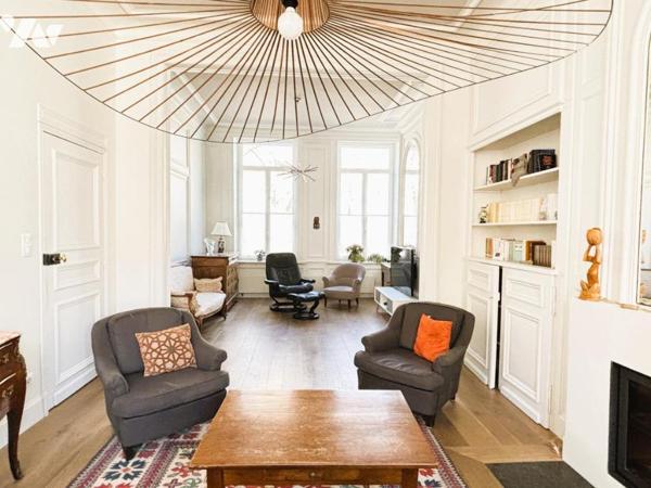 LILLE Vieux Lille maison familiale de caractère avec jardin et garage !