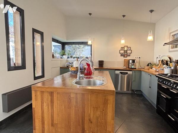 LILLE Vieux Lille maison familiale de caractère avec jardin et garage !