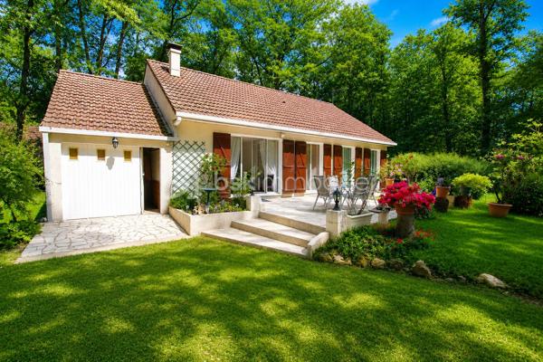Charmante maison de plain-pied dans un écrin de verdure – à 10 min de Maintenon et de sa gare !
Bienvenue dans cette jolie maison située dans un village agréable, avec écoles et périscolaire à proximité, idéale pour une vie de famille paisible et pratique.
Nichée dans un environnement calme et verdoyant, cette maison de plain-pied vous offre un cadre de vie chaleureux et confortable, où chaque espace a été pensé pour votre bien-être.
Une entrée accueillante menant à un séjour-salon traversant, baigné de lumière grâce à ses grandes baies vitrées, avec une cheminée en pierre pour vos soirées cocooning
Une grande terrasse en pierre exposée plein sud, parfaite pour vos moments de détente, vos repas en plein air ou vos instants de convivialité
Une cuisine aménagée et équipée avec son coin repas, fonctionnelle et conviviale
Trois chambres, dont une suite parentale spacieuse avec salle de bain et deux portes-fenêtres donnant directement sur la terrasse
Une salle d’eau moderne, un WC séparé, une buanderie et un garage.
Un terrain de 2123 m², en partie boisé et fleuri, piscinable, avec un chalet de 17 m² sur dalle cimentée – idéal pour un atelier, un espace de jeux ou de rangement. Un vrai coin de nature, sans vis-à-vis, où vous pourrez vous ressourcer en toute tranquillité.
Maison lumineuse et fonctionnelle
Plain-pied très recherché
Terrasse plein sud et jardin arboré
Village vivant et familial
À seulement 10 minutes de Maintenon et de la gare.
📞 Cette maison n’attend que vous !
Je suis disponible 7j/7 pour vous accompagner dans votre projet et organiser une visite.
Ne tardez pas, elle pourrait bien être votre prochain coup de cœur !
