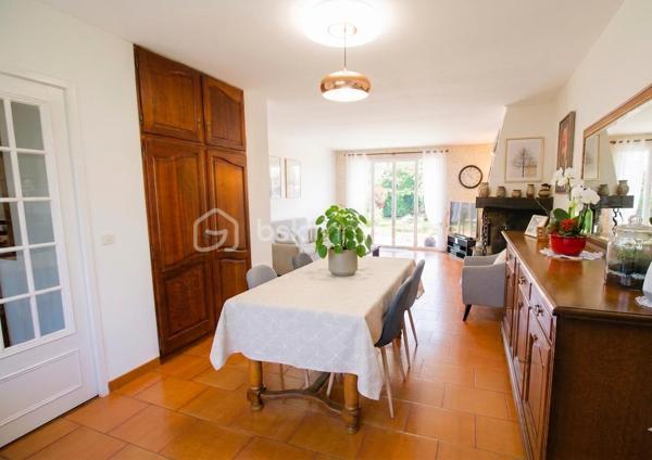 Charmante maison de plain-pied dans un écrin de verdure – à 10 min de Maintenon et de sa gare !
Bienvenue dans cette jolie maison située dans un village agréable, avec écoles et périscolaire à proximité, idéale pour une vie de famille paisible et pratique.
Nichée dans un environnement calme et verdoyant, cette maison de plain-pied vous offre un cadre de vie chaleureux et confortable, où chaque espace a été pensé pour votre bien-être.
Une entrée accueillante menant à un séjour-salon traversant, baigné de lumière grâce à ses grandes baies vitrées, avec une cheminée en pierre pour vos soirées cocooning
Une grande terrasse en pierre exposée plein sud, parfaite pour vos moments de détente, vos repas en plein air ou vos instants de convivialité
Une cuisine aménagée et équipée avec son coin repas, fonctionnelle et conviviale
Trois chambres, dont une suite parentale spacieuse avec salle de bain et deux portes-fenêtres donnant directement sur la terrasse
Une salle d’eau moderne, un WC séparé, une buanderie et un garage.
Un terrain de 2123 m², en partie boisé et fleuri, piscinable, avec un chalet de 17 m² sur dalle cimentée – idéal pour un atelier, un espace de jeux ou de rangement. Un vrai coin de nature, sans vis-à-vis, où vous pourrez vous ressourcer en toute tranquillité.
Maison lumineuse et fonctionnelle
Plain-pied très recherché
Terrasse plein sud et jardin arboré
Village vivant et familial
À seulement 10 minutes de Maintenon et de la gare.
📞 Cette maison n’attend que vous !
Je suis disponible 7j/7 pour vous accompagner dans votre projet et organiser une visite.
Ne tardez pas, elle pourrait bien être votre prochain coup de cœur !