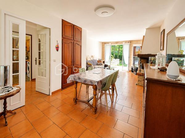 Charmante maison de plain-pied dans un écrin de verdure – à 10 min de Maintenon et de sa gare !
Bienvenue dans cette jolie maison située dans un village agréable, avec écoles et périscolaire à proximité, idéale pour une vie de famille paisible et pratique.
Nichée dans un environnement calme et verdoyant, cette maison de plain-pied vous offre un cadre de vie chaleureux et confortable, où chaque espace a été pensé pour votre bien-être.
Une entrée accueillante menant à un séjour-salon traversant, baigné de lumière grâce à ses grandes baies vitrées, avec une cheminée en pierre pour vos soirées cocooning
Une grande terrasse en pierre exposée plein sud, parfaite pour vos moments de détente, vos repas en plein air ou vos instants de convivialité
Une cuisine aménagée et équipée avec son coin repas, fonctionnelle et conviviale
Trois chambres, dont une suite parentale spacieuse avec salle de bain et deux portes-fenêtres donnant directement sur la terrasse
Une salle d’eau moderne, un WC séparé, une buanderie et un garage.
Un terrain de 2123 m², en partie boisé et fleuri, piscinable, avec un chalet de 17 m² sur dalle cimentée – idéal pour un atelier, un espace de jeux ou de rangement. Un vrai coin de nature, sans vis-à-vis, où vous pourrez vous ressourcer en toute tranquillité.
Maison lumineuse et fonctionnelle
Plain-pied très recherché
Terrasse plein sud et jardin arboré
Village vivant et familial
À seulement 10 minutes de Maintenon et de la gare.
📞 Cette maison n’attend que vous !
Je suis disponible 7j/7 pour vous accompagner dans votre projet et organiser une visite.
Ne tardez pas, elle pourrait bien être votre prochain coup de cœur !