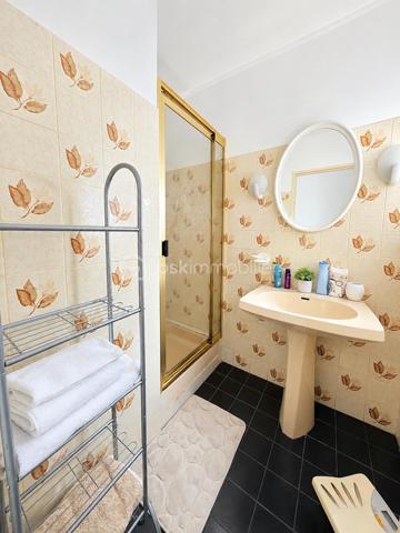 Charmante maison de plain-pied dans un écrin de verdure – à 10 min de Maintenon et de sa gare !
Bienvenue dans cette jolie maison située dans un village agréable, avec écoles et périscolaire à proximité, idéale pour une vie de famille paisible et pratique.
Nichée dans un environnement calme et verdoyant, cette maison de plain-pied vous offre un cadre de vie chaleureux et confortable, où chaque espace a été pensé pour votre bien-être.
Une entrée accueillante menant à un séjour-salon traversant, baigné de lumière grâce à ses grandes baies vitrées, avec une cheminée en pierre pour vos soirées cocooning
Une grande terrasse en pierre exposée plein sud, parfaite pour vos moments de détente, vos repas en plein air ou vos instants de convivialité
Une cuisine aménagée et équipée avec son coin repas, fonctionnelle et conviviale
Trois chambres, dont une suite parentale spacieuse avec salle de bain et deux portes-fenêtres donnant directement sur la terrasse
Une salle d’eau moderne, un WC séparé, une buanderie et un garage.
Un terrain de 2123 m², en partie boisé et fleuri, piscinable, avec un chalet de 17 m² sur dalle cimentée – idéal pour un atelier, un espace de jeux ou de rangement. Un vrai coin de nature, sans vis-à-vis, où vous pourrez vous ressourcer en toute tranquillité.
Maison lumineuse et fonctionnelle
Plain-pied très recherché
Terrasse plein sud et jardin arboré
Village vivant et familial
À seulement 10 minutes de Maintenon et de la gare.
📞 Cette maison n’attend que vous !
Je suis disponible 7j/7 pour vous accompagner dans votre projet et organiser une visite.
Ne tardez pas, elle pourrait bien être votre prochain coup de cœur !