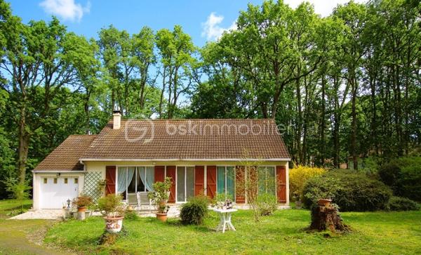 Charmante maison de plain-pied dans un écrin de verdure – à 10 min de Maintenon et de sa gare !
Bienvenue dans cette jolie maison située dans un village agréable, avec écoles et périscolaire à proximité, idéale pour une vie de famille paisible et pratique.
Nichée dans un environnement calme et verdoyant, cette maison de plain-pied vous offre un cadre de vie chaleureux et confortable, où chaque espace a été pensé pour votre bien-être.
Une entrée accueillante menant à un séjour-salon traversant, baigné de lumière grâce à ses grandes baies vitrées, avec une cheminée en pierre pour vos soirées cocooning
Une grande terrasse en pierre exposée plein sud, parfaite pour vos moments de détente, vos repas en plein air ou vos instants de convivialité
Une cuisine aménagée et équipée avec son coin repas, fonctionnelle et conviviale
Trois chambres, dont une suite parentale spacieuse avec salle de bain et deux portes-fenêtres donnant directement sur la terrasse
Une salle d’eau moderne, un WC séparé, une buanderie et un garage.
Un terrain de 2123 m², en partie boisé et fleuri, piscinable, avec un chalet de 17 m² sur dalle cimentée – idéal pour un atelier, un espace de jeux ou de rangement. Un vrai coin de nature, sans vis-à-vis, où vous pourrez vous ressourcer en toute tranquillité.
Maison lumineuse et fonctionnelle
Plain-pied très recherché
Terrasse plein sud et jardin arboré
Village vivant et familial
À seulement 10 minutes de Maintenon et de la gare.
📞 Cette maison n’attend que vous !
Je suis disponible 7j/7 pour vous accompagner dans votre projet et organiser une visite.
Ne tardez pas, elle pourrait bien être votre prochain coup de cœur !