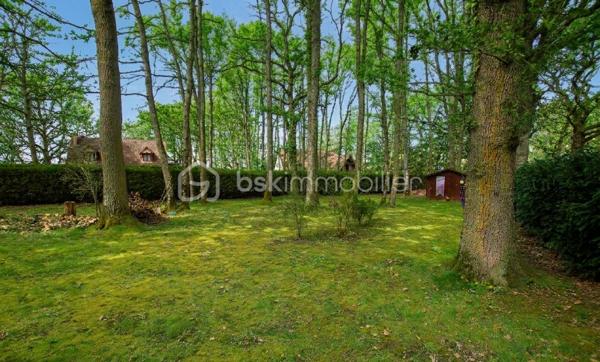Charmante maison de plain-pied dans un écrin de verdure – à 10 min de Maintenon et de sa gare !
Bienvenue dans cette jolie maison située dans un village agréable, avec écoles et périscolaire à proximité, idéale pour une vie de famille paisible et pratique.
Nichée dans un environnement calme et verdoyant, cette maison de plain-pied vous offre un cadre de vie chaleureux et confortable, où chaque espace a été pensé pour votre bien-être.
Une entrée accueillante menant à un séjour-salon traversant, baigné de lumière grâce à ses grandes baies vitrées, avec une cheminée en pierre pour vos soirées cocooning
Une grande terrasse en pierre exposée plein sud, parfaite pour vos moments de détente, vos repas en plein air ou vos instants de convivialité
Une cuisine aménagée et équipée avec son coin repas, fonctionnelle et conviviale
Trois chambres, dont une suite parentale spacieuse avec salle de bain et deux portes-fenêtres donnant directement sur la terrasse
Une salle d’eau moderne, un WC séparé, une buanderie et un garage.
Un terrain de 2123 m², en partie boisé et fleuri, piscinable, avec un chalet de 17 m² sur dalle cimentée – idéal pour un atelier, un espace de jeux ou de rangement. Un vrai coin de nature, sans vis-à-vis, où vous pourrez vous ressourcer en toute tranquillité.
Maison lumineuse et fonctionnelle
Plain-pied très recherché
Terrasse plein sud et jardin arboré
Village vivant et familial
À seulement 10 minutes de Maintenon et de la gare.
📞 Cette maison n’attend que vous !
Je suis disponible 7j/7 pour vous accompagner dans votre projet et organiser une visite.
Ne tardez pas, elle pourrait bien être votre prochain coup de cœur !