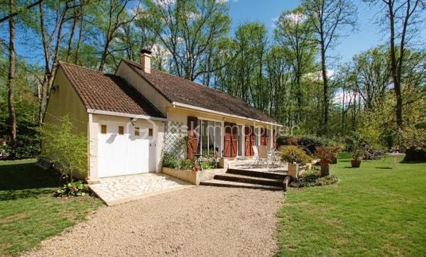 Charmante maison de plain-pied dans un écrin de verdure – à 10 min de Maintenon et de sa gare !
Bienvenue dans cette jolie maison située dans un village agréable, avec écoles et périscolaire à proximité, idéale pour une vie de famille paisible et pratique.
Nichée dans un environnement calme et verdoyant, cette maison de plain-pied vous offre un cadre de vie chaleureux et confortable, où chaque espace a été pensé pour votre bien-être.
Une entrée accueillante menant à un séjour-salon traversant, baigné de lumière grâce à ses grandes baies vitrées, avec une cheminée en pierre pour vos soirées cocooning
Une grande terrasse en pierre exposée plein sud, parfaite pour vos moments de détente, vos repas en plein air ou vos instants de convivialité
Une cuisine aménagée et équipée avec son coin repas, fonctionnelle et conviviale
Trois chambres, dont une suite parentale spacieuse avec salle de bain et deux portes-fenêtres donnant directement sur la terrasse
Une salle d’eau moderne, un WC séparé, une buanderie et un garage.
Un terrain de 2123 m², en partie boisé et fleuri, piscinable, avec un chalet de 17 m² sur dalle cimentée – idéal pour un atelier, un espace de jeux ou de rangement. Un vrai coin de nature, sans vis-à-vis, où vous pourrez vous ressourcer en toute tranquillité.
Maison lumineuse et fonctionnelle
Plain-pied très recherché
Terrasse plein sud et jardin arboré
Village vivant et familial
À seulement 10 minutes de Maintenon et de la gare.
📞 Cette maison n’attend que vous !
Je suis disponible 7j/7 pour vous accompagner dans votre projet et organiser une visite.
Ne tardez pas, elle pourrait bien être votre prochain coup de cœur !