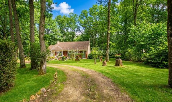 Charmante maison de plain-pied dans un écrin de verdure – à 10 min de Maintenon et de sa gare !
Bienvenue dans cette jolie maison située dans un village agréable, avec écoles et périscolaire à proximité, idéale pour une vie de famille paisible et pratique.
Nichée dans un environnement calme et verdoyant, cette maison de plain-pied vous offre un cadre de vie chaleureux et confortable, où chaque espace a été pensé pour votre bien-être.
Une entrée accueillante menant à un séjour-salon traversant, baigné de lumière grâce à ses grandes baies vitrées, avec une cheminée en pierre pour vos soirées cocooning
Une grande terrasse en pierre exposée plein sud, parfaite pour vos moments de détente, vos repas en plein air ou vos instants de convivialité
Une cuisine aménagée et équipée avec son coin repas, fonctionnelle et conviviale
Trois chambres, dont une suite parentale spacieuse avec salle de bain et deux portes-fenêtres donnant directement sur la terrasse
Une salle d’eau moderne, un WC séparé, une buanderie et un garage.
Un terrain de 2123 m², en partie boisé et fleuri, piscinable, avec un chalet de 17 m² sur dalle cimentée – idéal pour un atelier, un espace de jeux ou de rangement. Un vrai coin de nature, sans vis-à-vis, où vous pourrez vous ressourcer en toute tranquillité.
Maison lumineuse et fonctionnelle
Plain-pied très recherché
Terrasse plein sud et jardin arboré
Village vivant et familial
À seulement 10 minutes de Maintenon et de la gare.
📞 Cette maison n’attend que vous !
Je suis disponible 7j/7 pour vous accompagner dans votre projet et organiser une visite.
Ne tardez pas, elle pourrait bien être votre prochain coup de cœur !