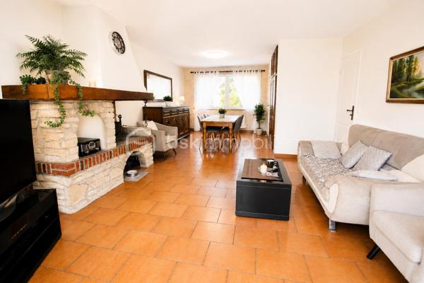 Charmante maison de plain-pied dans un écrin de verdure – à 10 min de Maintenon et de sa gare !
Bienvenue dans cette jolie maison située dans un village agréable, avec écoles et périscolaire à proximité, idéale pour une vie de famille paisible et pratique.
Nichée dans un environnement calme et verdoyant, cette maison de plain-pied vous offre un cadre de vie chaleureux et confortable, où chaque espace a été pensé pour votre bien-être.
Une entrée accueillante menant à un séjour-salon traversant, baigné de lumière grâce à ses grandes baies vitrées, avec une cheminée en pierre pour vos soirées cocooning
Une grande terrasse en pierre exposée plein sud, parfaite pour vos moments de détente, vos repas en plein air ou vos instants de convivialité
Une cuisine aménagée et équipée avec son coin repas, fonctionnelle et conviviale
Trois chambres, dont une suite parentale spacieuse avec salle de bain et deux portes-fenêtres donnant directement sur la terrasse
Une salle d’eau moderne, un WC séparé, une buanderie et un garage.
Un terrain de 2123 m², en partie boisé et fleuri, piscinable, avec un chalet de 17 m² sur dalle cimentée – idéal pour un atelier, un espace de jeux ou de rangement. Un vrai coin de nature, sans vis-à-vis, où vous pourrez vous ressourcer en toute tranquillité.
Maison lumineuse et fonctionnelle
Plain-pied très recherché
Terrasse plein sud et jardin arboré
Village vivant et familial
À seulement 10 minutes de Maintenon et de la gare.
📞 Cette maison n’attend que vous !
Je suis disponible 7j/7 pour vous accompagner dans votre projet et organiser une visite.
Ne tardez pas, elle pourrait bien être votre prochain coup de cœur !