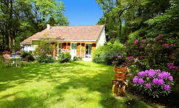 Charmante maison de plain-pied dans un écrin de verdure – à 10 min de Maintenon et de sa gare !
Bienvenue dans cette jolie maison située dans un village agréable, avec écoles et périscolaire à proximité, idéale pour une vie de famille paisible et pratique.
Nichée dans un environnement calme et verdoyant, cette maison de plain-pied vous offre un cadre de vie chaleureux et confortable, où chaque espace a été pensé pour votre bien-être.
Une entrée accueillante menant à un séjour-salon traversant, baigné de lumière grâce à ses grandes baies vitrées, avec une cheminée en pierre pour vos soirées cocooning
Une grande terrasse en pierre exposée plein sud, parfaite pour vos moments de détente, vos repas en plein air ou vos instants de convivialité
Une cuisine aménagée et équipée avec son coin repas, fonctionnelle et conviviale
Trois chambres, dont une suite parentale spacieuse avec salle de bain et deux portes-fenêtres donnant directement sur la terrasse
Une salle d’eau moderne, un WC séparé, une buanderie et un garage.
Un terrain de 2123 m², en partie boisé et fleuri, piscinable, avec un chalet de 17 m² sur dalle cimentée – idéal pour un atelier, un espace de jeux ou de rangement. Un vrai coin de nature, sans vis-à-vis, où vous pourrez vous ressourcer en toute tranquillité.
Maison lumineuse et fonctionnelle
Plain-pied très recherché
Terrasse plein sud et jardin arboré
Village vivant et familial
À seulement 10 minutes de Maintenon et de la gare.
📞 Cette maison n’attend que vous !
Je suis disponible 7j/7 pour vous accompagner dans votre projet et organiser une visite.
Ne tardez pas, elle pourrait bien être votre prochain coup de cœur !