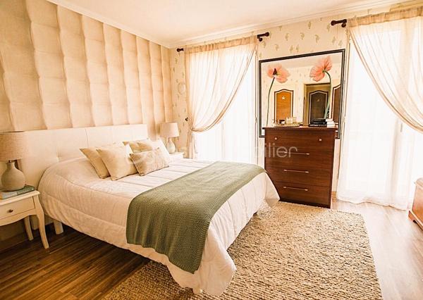 Charmante maison de plain-pied dans un écrin de verdure – à 10 min de Maintenon et de sa gare !
Bienvenue dans cette jolie maison située dans un village agréable, avec écoles et périscolaire à proximité, idéale pour une vie de famille paisible et pratique.
Nichée dans un environnement calme et verdoyant, cette maison de plain-pied vous offre un cadre de vie chaleureux et confortable, où chaque espace a été pensé pour votre bien-être.
Une entrée accueillante menant à un séjour-salon traversant, baigné de lumière grâce à ses grandes baies vitrées, avec une cheminée en pierre pour vos soirées cocooning
Une grande terrasse en pierre exposée plein sud, parfaite pour vos moments de détente, vos repas en plein air ou vos instants de convivialité
Une cuisine aménagée et équipée avec son coin repas, fonctionnelle et conviviale
Trois chambres, dont une suite parentale spacieuse avec salle de bain et deux portes-fenêtres donnant directement sur la terrasse
Une salle d’eau moderne, un WC séparé, une buanderie et un garage.
Un terrain de 2123 m², en partie boisé et fleuri, piscinable, avec un chalet de 17 m² sur dalle cimentée – idéal pour un atelier, un espace de jeux ou de rangement. Un vrai coin de nature, sans vis-à-vis, où vous pourrez vous ressourcer en toute tranquillité.
Maison lumineuse et fonctionnelle
Plain-pied très recherché
Terrasse plein sud et jardin arboré
Village vivant et familial
À seulement 10 minutes de Maintenon et de la gare.
📞 Cette maison n’attend que vous !
Je suis disponible 7j/7 pour vous accompagner dans votre projet et organiser une visite.
Ne tardez pas, elle pourrait bien être votre prochain coup de cœur !