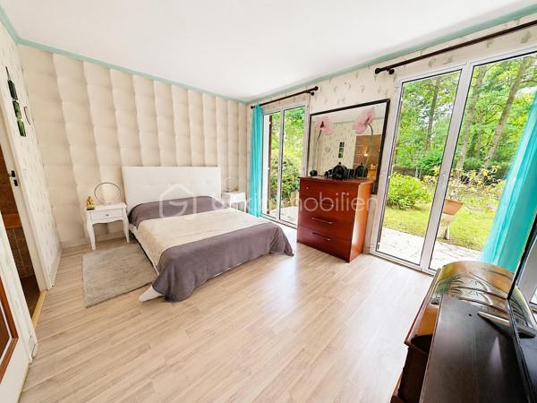 Charmante maison de plain-pied dans un écrin de verdure – à 10 min de Maintenon et de sa gare !
Bienvenue dans cette jolie maison située dans un village agréable, avec écoles et périscolaire à proximité, idéale pour une vie de famille paisible et pratique.
Nichée dans un environnement calme et verdoyant, cette maison de plain-pied vous offre un cadre de vie chaleureux et confortable, où chaque espace a été pensé pour votre bien-être.
Une entrée accueillante menant à un séjour-salon traversant, baigné de lumière grâce à ses grandes baies vitrées, avec une cheminée en pierre pour vos soirées cocooning
Une grande terrasse en pierre exposée plein sud, parfaite pour vos moments de détente, vos repas en plein air ou vos instants de convivialité
Une cuisine aménagée et équipée avec son coin repas, fonctionnelle et conviviale
Trois chambres, dont une suite parentale spacieuse avec salle de bain et deux portes-fenêtres donnant directement sur la terrasse
Une salle d’eau moderne, un WC séparé, une buanderie et un garage.
Un terrain de 2123 m², en partie boisé et fleuri, piscinable, avec un chalet de 17 m² sur dalle cimentée – idéal pour un atelier, un espace de jeux ou de rangement. Un vrai coin de nature, sans vis-à-vis, où vous pourrez vous ressourcer en toute tranquillité.
Maison lumineuse et fonctionnelle
Plain-pied très recherché
Terrasse plein sud et jardin arboré
Village vivant et familial
À seulement 10 minutes de Maintenon et de la gare.
📞 Cette maison n’attend que vous !
Je suis disponible 7j/7 pour vous accompagner dans votre projet et organiser une visite.
Ne tardez pas, elle pourrait bien être votre prochain coup de cœur !