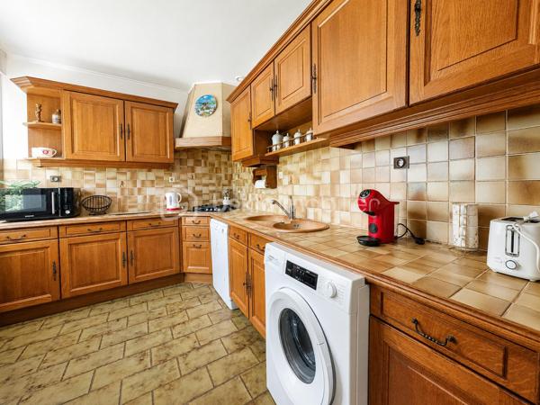 Charmante maison de plain-pied dans un écrin de verdure – à 10 min de Maintenon et de sa gare !
Bienvenue dans cette jolie maison située dans un village agréable, avec écoles et périscolaire à proximité, idéale pour une vie de famille paisible et pratique.
Nichée dans un environnement calme et verdoyant, cette maison de plain-pied vous offre un cadre de vie chaleureux et confortable, où chaque espace a été pensé pour votre bien-être.
Une entrée accueillante menant à un séjour-salon traversant, baigné de lumière grâce à ses grandes baies vitrées, avec une cheminée en pierre pour vos soirées cocooning
Une grande terrasse en pierre exposée plein sud, parfaite pour vos moments de détente, vos repas en plein air ou vos instants de convivialité
Une cuisine aménagée et équipée avec son coin repas, fonctionnelle et conviviale
Trois chambres, dont une suite parentale spacieuse avec salle de bain et deux portes-fenêtres donnant directement sur la terrasse
Une salle d’eau moderne, un WC séparé, une buanderie et un garage.
Un terrain de 2123 m², en partie boisé et fleuri, piscinable, avec un chalet de 17 m² sur dalle cimentée – idéal pour un atelier, un espace de jeux ou de rangement. Un vrai coin de nature, sans vis-à-vis, où vous pourrez vous ressourcer en toute tranquillité.
Maison lumineuse et fonctionnelle
Plain-pied très recherché
Terrasse plein sud et jardin arboré
Village vivant et familial
À seulement 10 minutes de Maintenon et de la gare.
📞 Cette maison n’attend que vous !
Je suis disponible 7j/7 pour vous accompagner dans votre projet et organiser une visite.
Ne tardez pas, elle pourrait bien être votre prochain coup de cœur !